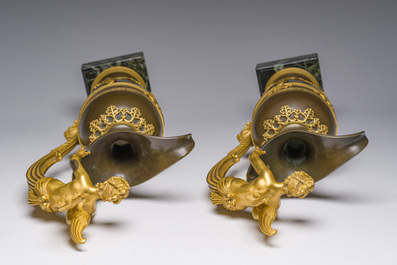 Een imposant paar Franse Empire gepatineerd en verguld bronzen kannen op marmeren sokkels, toegeschreven aan Claude Galle, ca. 1800-1810