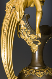 Een imposant paar Franse Empire gepatineerd en verguld bronzen kannen op marmeren sokkels, toegeschreven aan Claude Galle, ca. 1800-1810