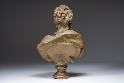 Franse school, navolger van Felix Lecomte (1737-1817): Buste van Marie Antoinette, gepatineerd terracotta op marmeren voet, ca. 1900