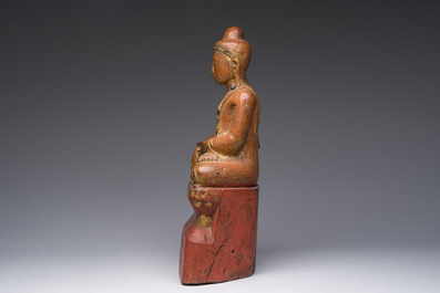 Een ingelegde deels verguld houten figuur van de zittende Boeddha, Birma, 19de eeuw