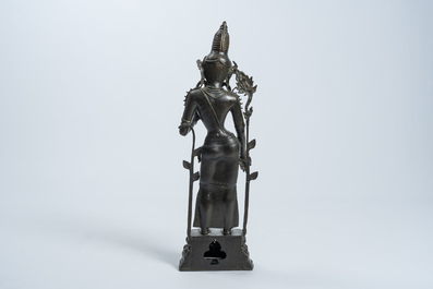 Grande figure de Tara debout sur un tr&ocirc;ne de lotus en bronze patin&eacute;, Nepal, 19&egrave;me/20&egrave;me si&egrave;cle