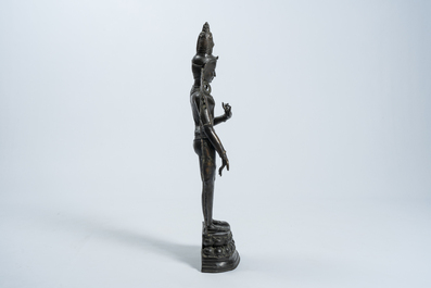 Grande figure de Tara debout sur un tr&ocirc;ne de lotus en bronze patin&eacute;, Nepal, 19&egrave;me/20&egrave;me si&egrave;cle