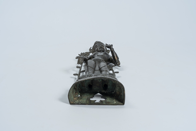 Grande figure de Tara debout sur un tr&ocirc;ne de lotus en bronze patin&eacute;, Nepal, 19&egrave;me/20&egrave;me si&egrave;cle