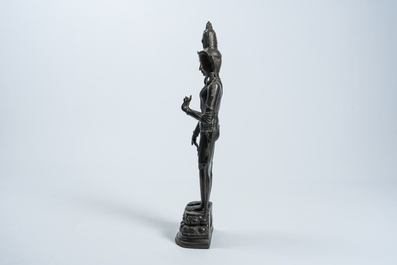 Grande figure de Tara debout sur un tr&ocirc;ne de lotus en bronze patin&eacute;, Nepal, 19&egrave;me/20&egrave;me si&egrave;cle