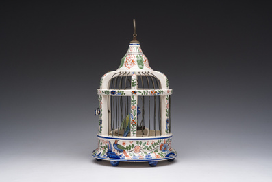 Een polychrome aardewerken vogelkooi met vogel in Delftse stijl, wellicht Desvres, Frankrijk, 19de eeuw