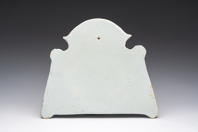 Een polychrome Delftse plaquette met een fontein in theatrale gordijnlijst, 18de eeuw