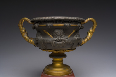 Een verguld en gepatineerd bronzen Medici coupe met druivenranken en mythologische figuren op een rode marmeren voet, 19de/20ste eeuw