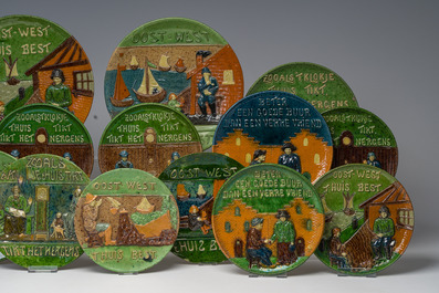 Een collectie van 18 Torhouts aardewerken spreukschotels, 20ste eeuw