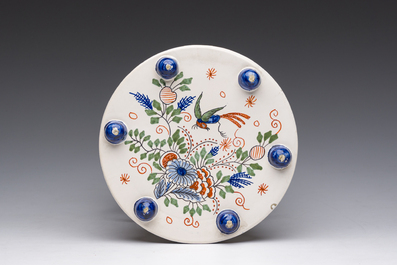 Een polychrome aardewerken vogelkooi met vogel in Delftse stijl, wellicht Desvres, Frankrijk, 19de eeuw