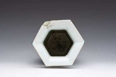 Een zeshoekige Chinese famille rose vaas met Wu Shuang Pu decor, 19de eeuw