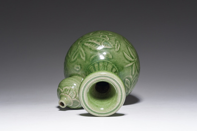 Een Chinese celadon kendi met onderglazuur decor van vissen, 19de eeuw