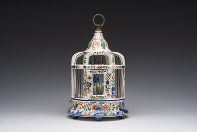 Een polychrome aardewerken vogelkooi met vogel in Delftse stijl, wellicht Desvres, Frankrijk, 19de eeuw