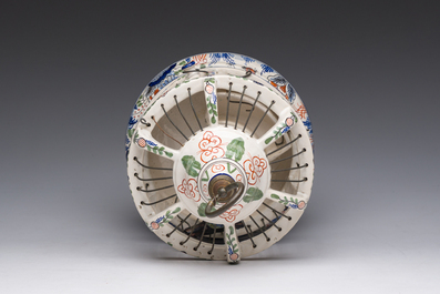 Een polychrome aardewerken vogelkooi met vogel in Delftse stijl, wellicht Desvres, Frankrijk, 19de eeuw