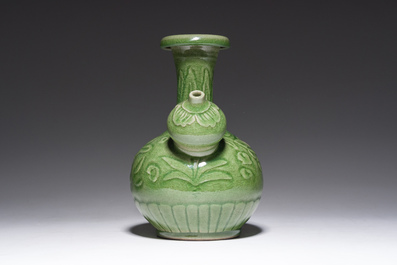 Een Chinese celadon kendi met onderglazuur decor van vissen, 19de eeuw