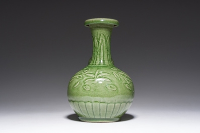 Een Chinese celadon kendi met onderglazuur decor van vissen, 19de eeuw