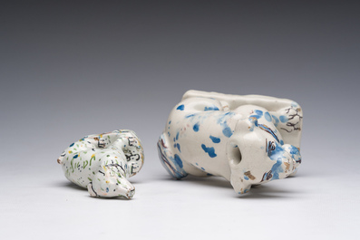 Twee polychrome aardewerken sculpturen van honden, Frankrijk, 18de eeuw