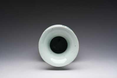 Een Chinese qianjiang cai vaas met dames en kinderen in een paleistuin, 19de eeuw