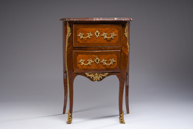 Jean-Charles Ellaume (1714 &ndash; 1763) en Antoine Nicolas: Een kleine Lodewijk XV marqueterie commode met verguld bronzen monturen en marmeren bovenblad