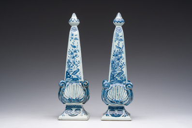 A pair of Chinese blue and white Delft style obelisks, 20th C.