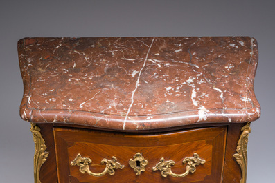 Jean-Charles Ellaume (1714 &ndash; 1763) en Antoine Nicolas: Een kleine Lodewijk XV marqueterie commode met verguld bronzen monturen en marmeren bovenblad