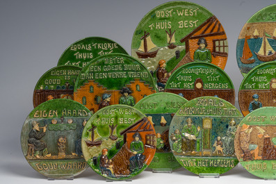 Een collectie van 18 Torhouts aardewerken spreukschotels, 20ste eeuw
