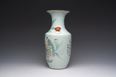 Een Chinese qianjiang cai vaas met dames en kinderen in een paleistuin, 19de eeuw