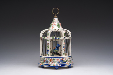 Een polychrome aardewerken vogelkooi met vogel in Delftse stijl, wellicht Desvres, Frankrijk, 19de eeuw
