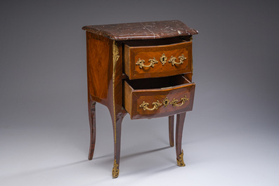 Jean-Charles Ellaume (1714 &ndash; 1763) en Antoine Nicolas: Een kleine Lodewijk XV marqueterie commode met verguld bronzen monturen en marmeren bovenblad