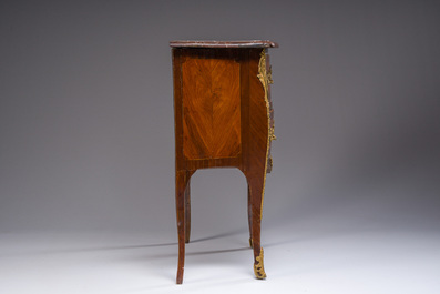 Jean-Charles Ellaume (1714 &ndash; 1763) en Antoine Nicolas: Een kleine Lodewijk XV marqueterie commode met verguld bronzen monturen en marmeren bovenblad