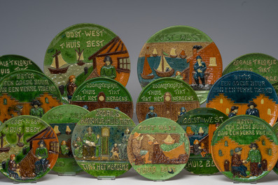 Een collectie van 18 Torhouts aardewerken spreukschotels, 20ste eeuw