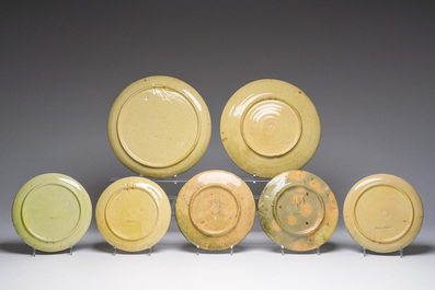 Een collectie van 18 Torhouts aardewerken spreukschotels, 20ste eeuw