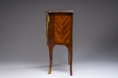 Jean-Charles Ellaume (1714 &ndash; 1763) en Antoine Nicolas: Een kleine Lodewijk XV marqueterie commode met verguld bronzen monturen en marmeren bovenblad