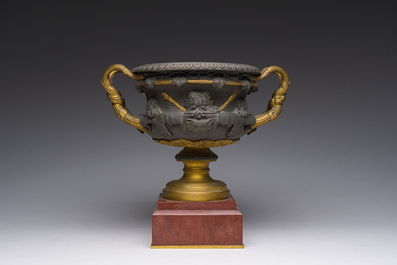 Een verguld en gepatineerd bronzen Medici coupe met druivenranken en mythologische figuren op een rode marmeren voet, 19de/20ste eeuw