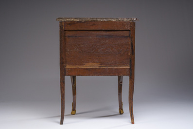 Jean-Charles Ellaume (1714 &ndash; 1763) en Antoine Nicolas: Een kleine Lodewijk XV marqueterie commode met verguld bronzen monturen en marmeren bovenblad