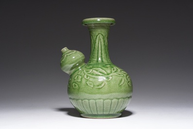 Een Chinese celadon kendi met onderglazuur decor van vissen, 19de eeuw