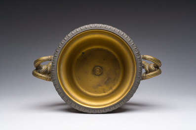 Een verguld en gepatineerd bronzen Medici coupe met druivenranken en mythologische figuren op een rode marmeren voet, 19de/20ste eeuw