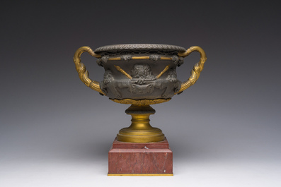 Een verguld en gepatineerd bronzen Medici coupe met druivenranken en mythologische figuren op een rode marmeren voet, 19de/20ste eeuw