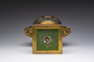 Een verguld en gepatineerd bronzen Medici coupe met druivenranken en mythologische figuren op een rode marmeren voet, 19de/20ste eeuw