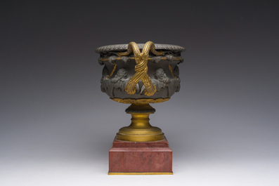 Een verguld en gepatineerd bronzen Medici coupe met druivenranken en mythologische figuren op een rode marmeren voet, 19de/20ste eeuw