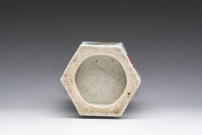 Een zeshoekige Chinese famille rose vaas met Wu Shuang Pu decor, 19de eeuw