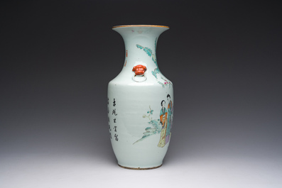 Een Chinese qianjiang cai vaas met dames en kinderen in een paleistuin, 19de eeuw