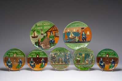 Een collectie van 18 Torhouts aardewerken spreukschotels, 20ste eeuw