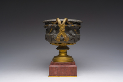 Een verguld en gepatineerd bronzen Medici coupe met druivenranken en mythologische figuren op een rode marmeren voet, 19de/20ste eeuw