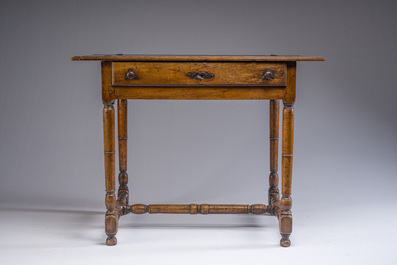 Een eikenhouten betaaltafeltje, 18de/19de eeuw