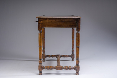 Een eikenhouten betaaltafeltje, 18de/19de eeuw