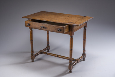 Een eikenhouten betaaltafeltje, 18de/19de eeuw