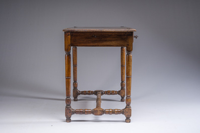 Een eikenhouten betaaltafeltje, 18de/19de eeuw