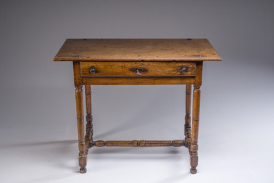 Een eikenhouten betaaltafeltje, 18de/19de eeuw