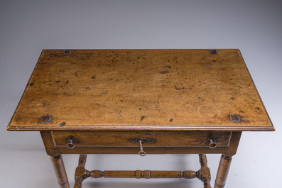 Een eikenhouten betaaltafeltje, 18de/19de eeuw