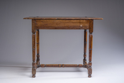 Een eikenhouten betaaltafeltje, 18de/19de eeuw